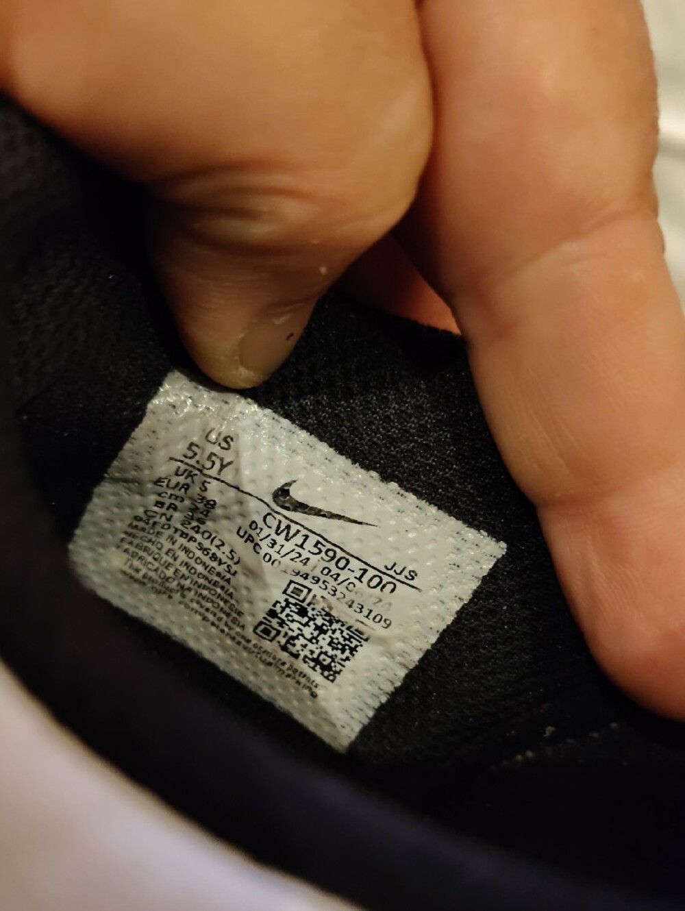 Nike Black and White Low-Top Sneakers with Swoosh - Picture 7 of 7